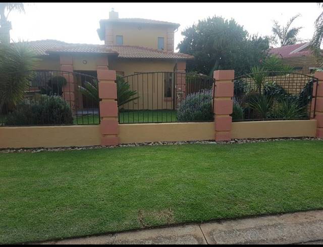 5 BEDROOM HOUSE FOR SALE IN ROOIHUISKRAAL NORTH